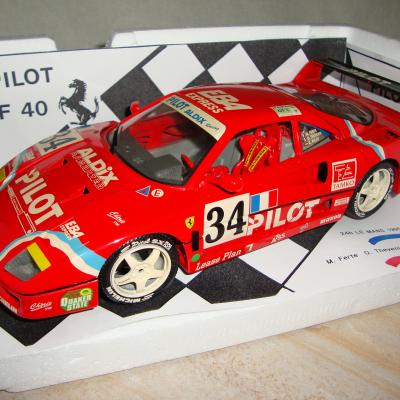 Bburago 1:18 Ferrari F40 Pilot 